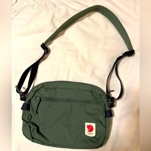 Fjallraven high coast crossbody purse in green - like new